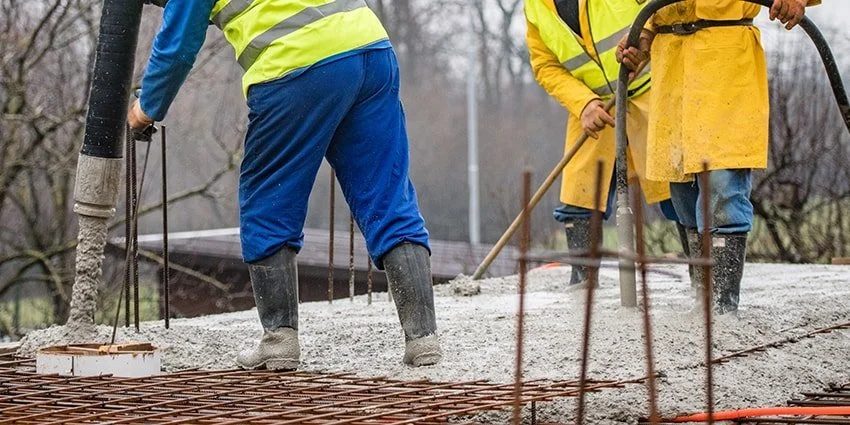 تاثیر شرایط آب و هوایی بر کیفیت بتن‌ریزی کف