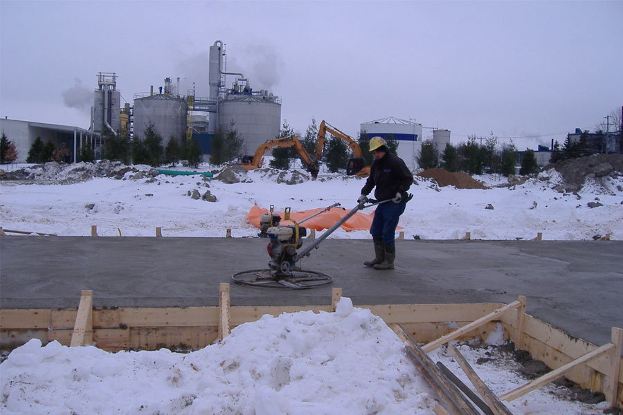 چرا شرایط محیطی بر بتن‌ریزی تأثیر می‌گذارد؟